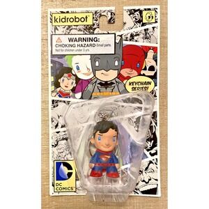 SUPERMAN DC Comics‎ DC Universe Kidrobot 1.5" Vinyl Keychain